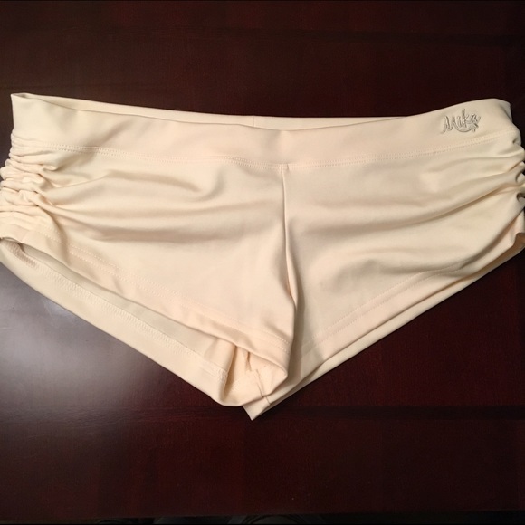 Mike Yoga Wear - Cream colored Meeko Shorts