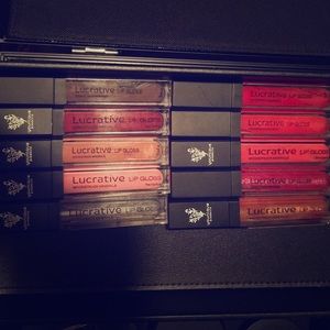 Younique lucrative lip gloss