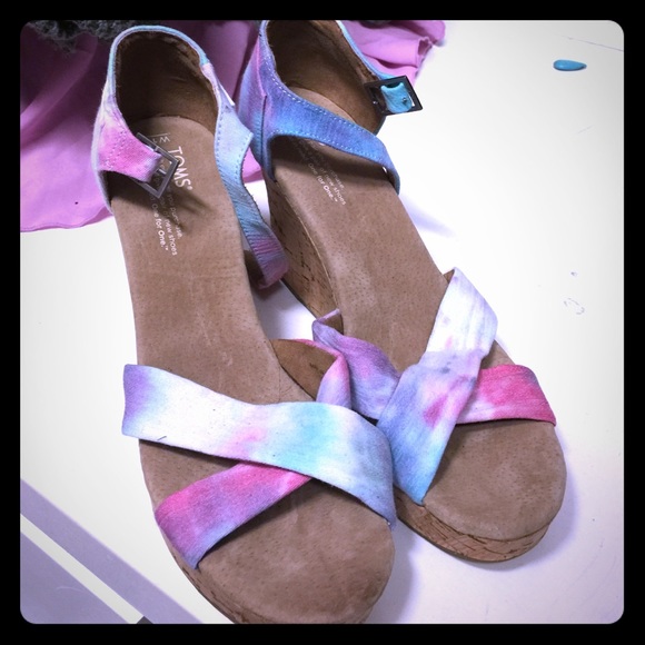 TOMS summer wedges