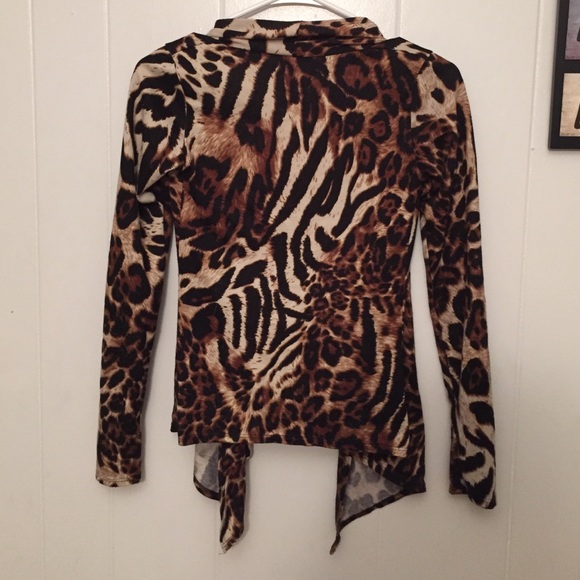 SOLD on Ⓜ️! NWOT Cheetah/leopard print cardigan - Picture 2 of 2