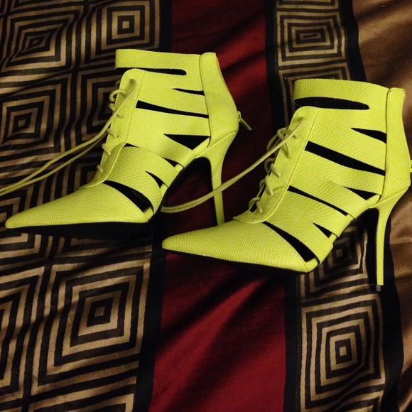 CUTE Never Worn Neon Heels!