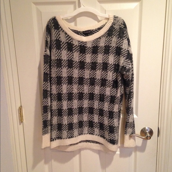 Black and white crewne know sweater