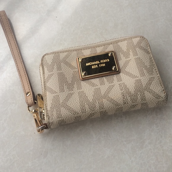Michael Kors Handbags - Michael Kors wallet/wristlet