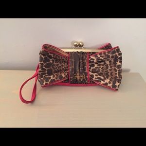 Jessica Simpson clutch