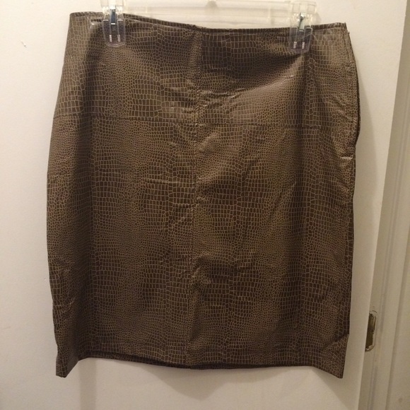 Chic faux snakeskin skirt!