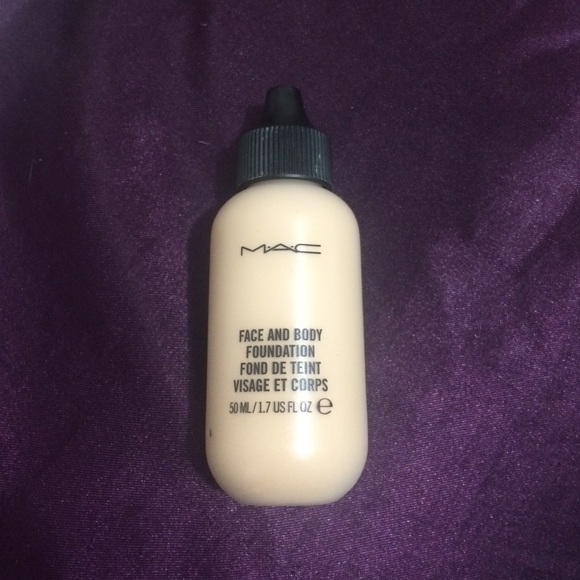 MAC Studio Face and Body Foundation N2