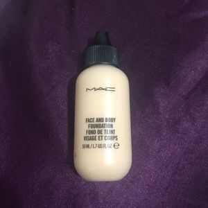 MAC Studio Face and Body Foundation N2