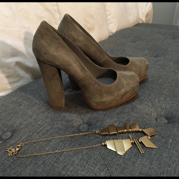 NEW. Steve Madden Chunky Heel Suede Pumps. (Taupe)
