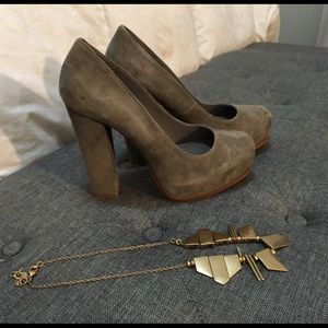 NEW. Steve Madden Chunky Heel Suede Pumps. (Taupe)