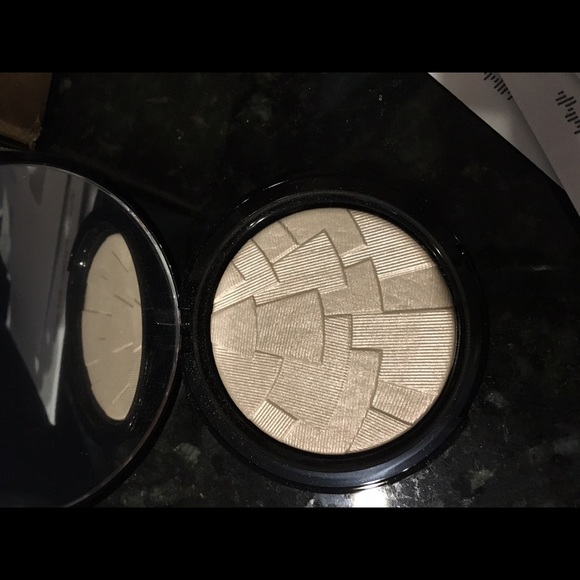 Anastasia Beverly Hills highlighter and brush
