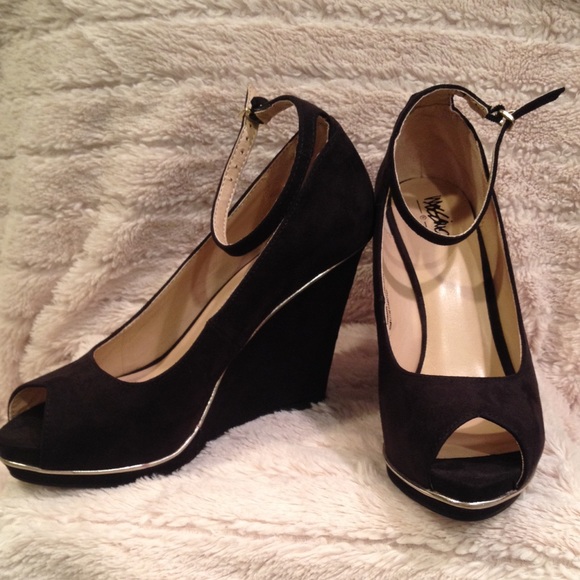 Black Peep-toe Wedges