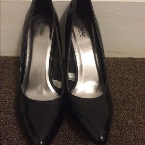 Black heels size 8