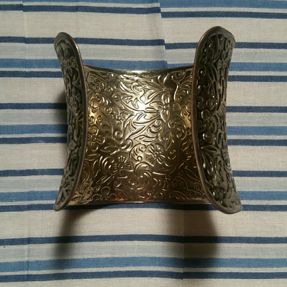 💙 Floral design gold cuff - Picture 2 of 3