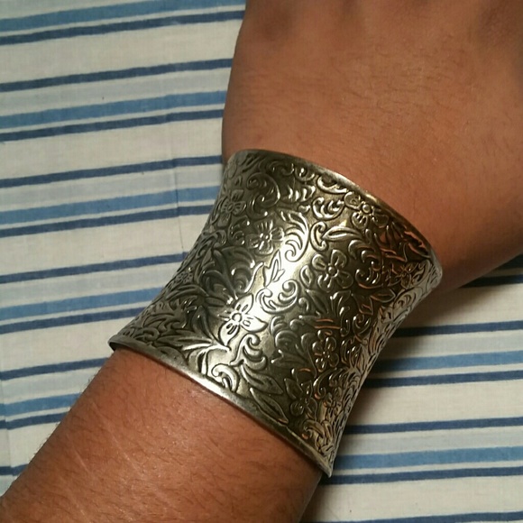 💙 Floral design gold cuff - Picture 3 of 3