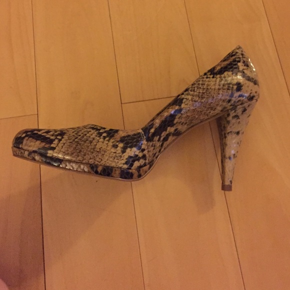 Beautiful pumps with lizard pattern - Picture 2 of 3