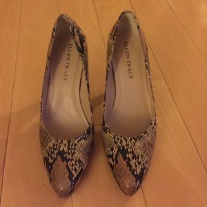 Beautiful pumps with lizard pattern