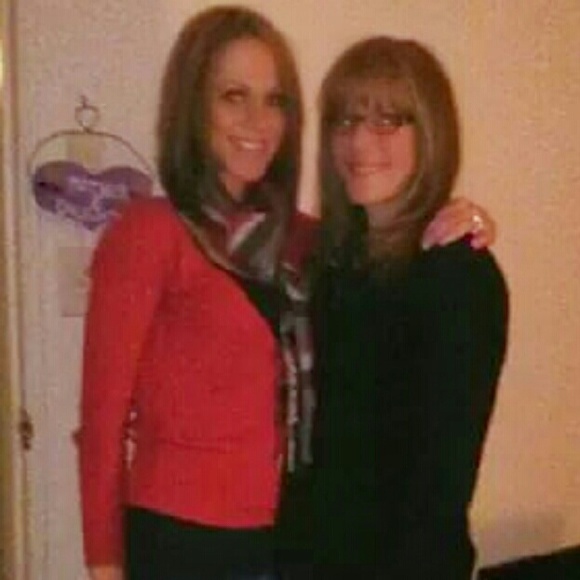 Meet your Posher, Laura(Elle) - Picture 2 of 4