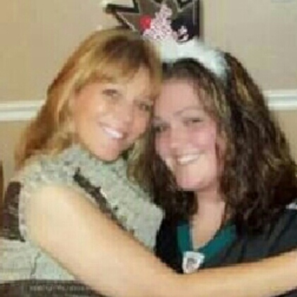 Meet your Posher, Laura(Elle) - Picture 3 of 4