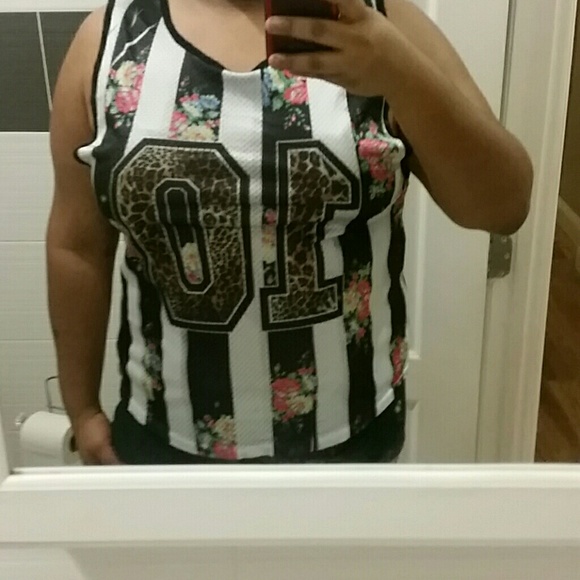 💙 #10 stripes and flowers shirt - Picture 2 of 4