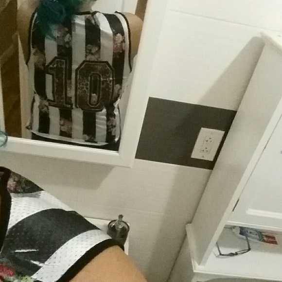 💙 #10 stripes and flowers shirt - Picture 3 of 4