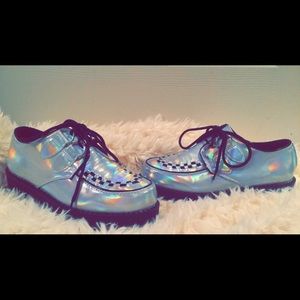 Holographic Creepers