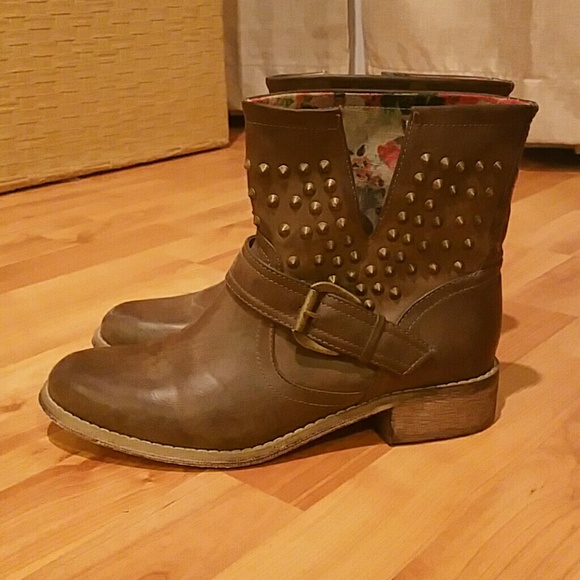 SHOEDAZZLE STUDDED BROWN ANKLE BOOTIES US 8