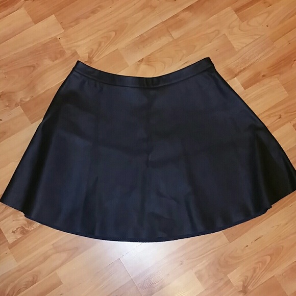 SOLD OUT !!VINCE CAMUTO FAUX LEATHER SKIRT SIZE 10 - Picture 1 of 4