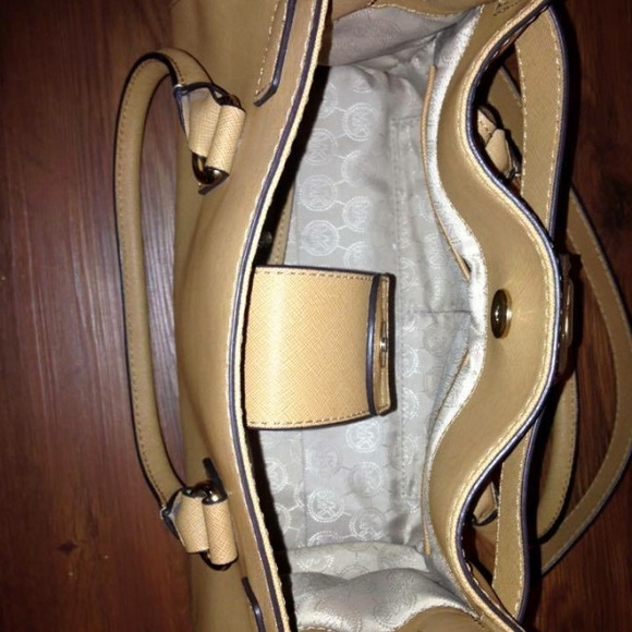 Michael kors purse - Picture 4 of 4