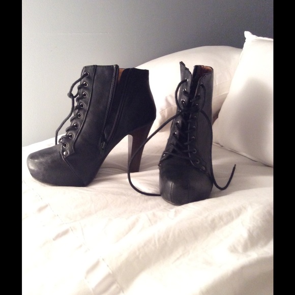 Black lace and zipper up pumps