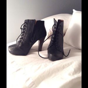 Black lace and zipper up pumps