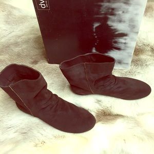 Brand NEW 9.5 DV by Dolce Vita flat booties