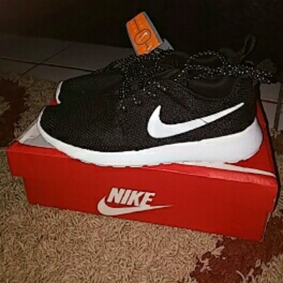 NWT Nike roshe run