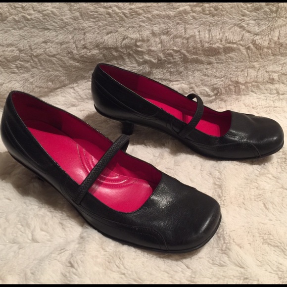 Low heel black leather shoes