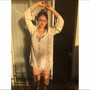 ❌❌SOLD❌❌Off white loose fit dress with detailing.