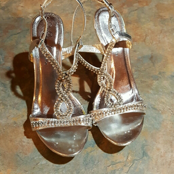 DE blossom collection Shoes - Silver rhinestone heels