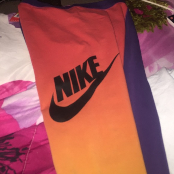 Nike - Picture 3 of 4