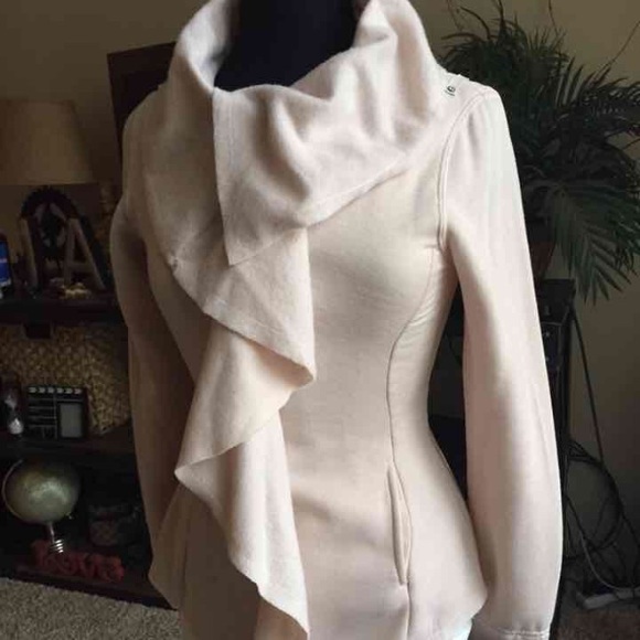 🎉Host Pick 🎉Precious Ruffled sweater