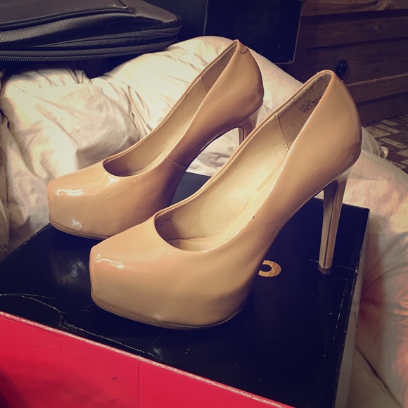 Super cute beige tan pumps!