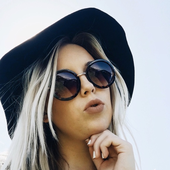 💕Meet your Posher, Carly💕 - Picture 3 of 4