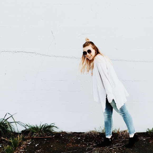 💕Meet your Posher, Carly💕 - Picture 4 of 4