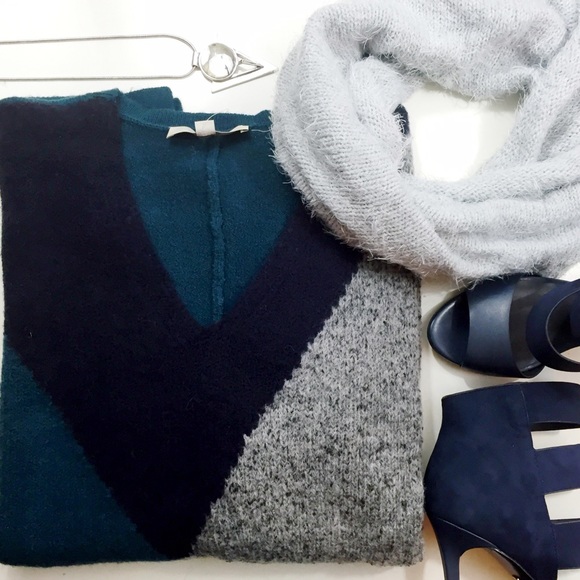 LOFT Sweaters - FINAL V Neck Colorblock Swing Sweater