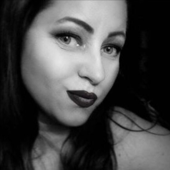 Meet your Posher, Laura - Picture 2 of 2