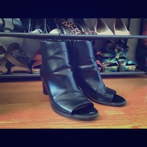Peep toe bootie