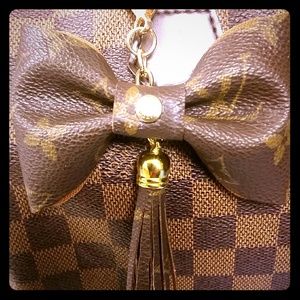Bow charm