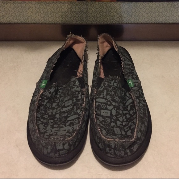 Shoes - Like New Sanuks