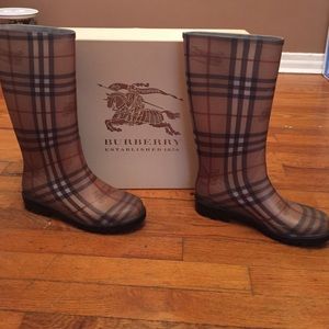 NEGOTIABLE $$$ Burberry rain boots size 37