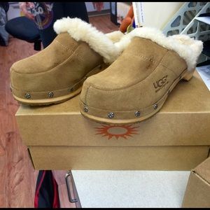 Girl kids size 2 Ugg clogs