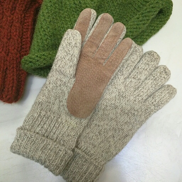 Isotoner Accessories - NWOT Isotoner insulated gloves