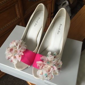 BEAUTIFUL EVA&ZOE PUMPS! WOMENS SIZE 8!