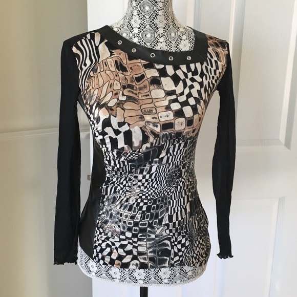 Rinascimento top in Sz small. Funky and different!